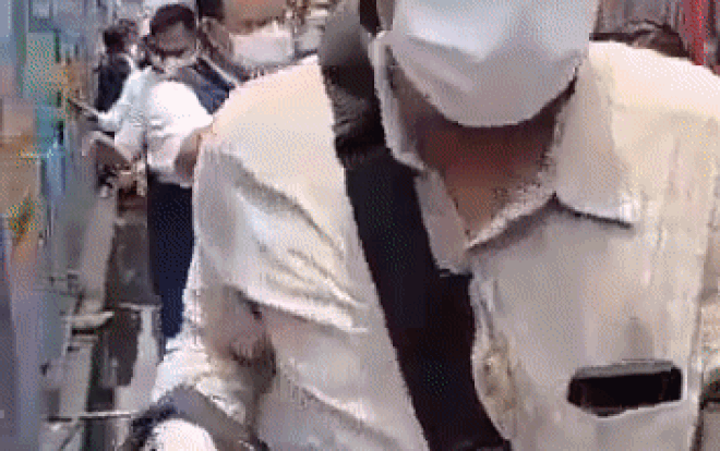 Video: Đang vẫy tay chào người dân tại điểm tiêm vaccine Covid-19, thống đốc Indonesia rơi xuống mương Ảnh 2