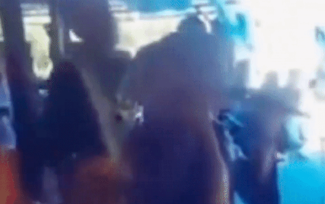 Clip: Chú rể ôm hôn bạn gái cũ ngay trong đám cưới, quan khách sững sờ không nói nên lời Ảnh 2