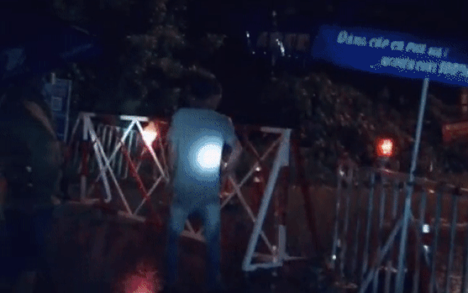 Người đàn ông say xỉn đến gây rối, chửi bới rồi xô đổ rào chắn tại chốt kiểm dịch trong đêm mưa Ảnh 2