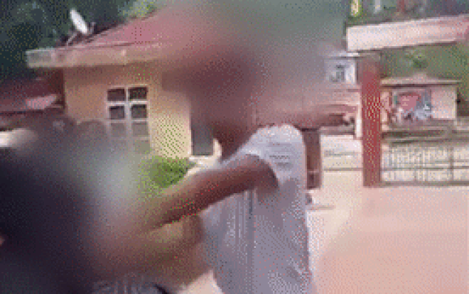 Nữ sinh lớp 7 bị nam thanh niên túm tóc tát liên tiếp vào mặt, bắt quỳ gối xin lỗi ngay giữa sân trường Ảnh 2