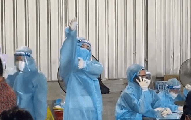 Đội tình nguyện viên đặc biệt hướng dẫn tiêm phong cách đậm chất tiếp viên hàng không gây 'bão' MXH Ảnh 2