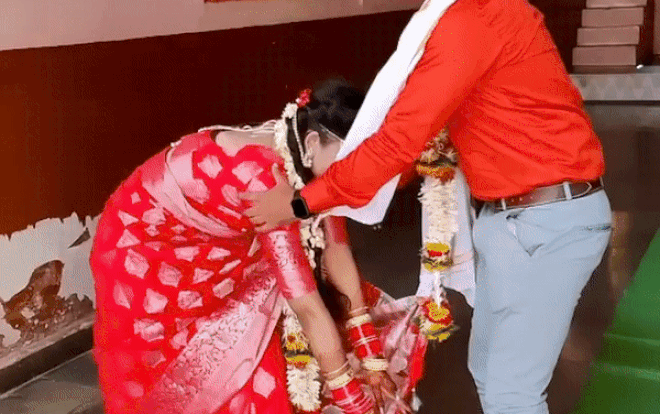 Cô dâu cúi chạm vào chân chồng theo đúng nghi thức, bất ngờ chú rể có hành động làm dân tình 'tan chảy' Ảnh 2