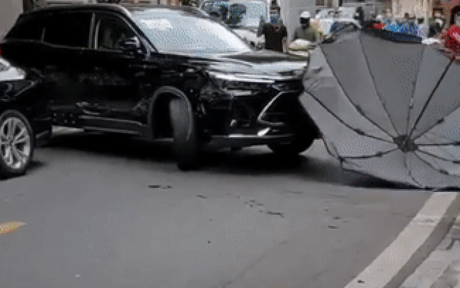 Tài xế ô tô rồ ga định bỏ chạy sau va chạm gây náo loạn, công an phải dùng gạch đập cửa kính khống chế Ảnh 2