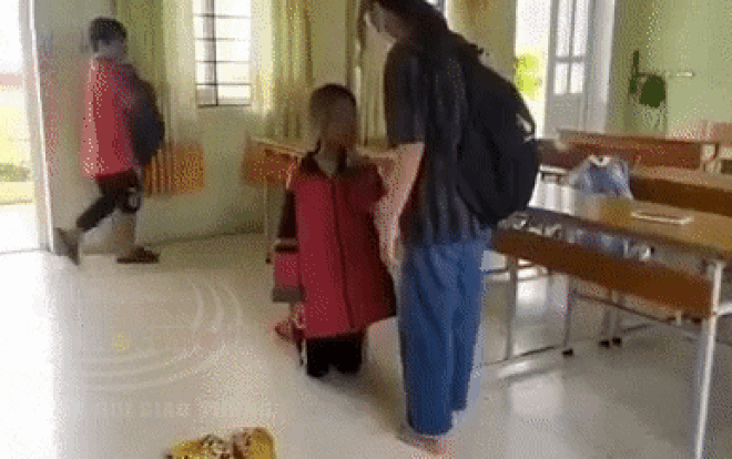 Nữ sinh bị bắt quỳ gối, tát liên tiếp vào mặt, hành động của một nam sinh sau đó còn gây bức xúc hơn cả Ảnh 2