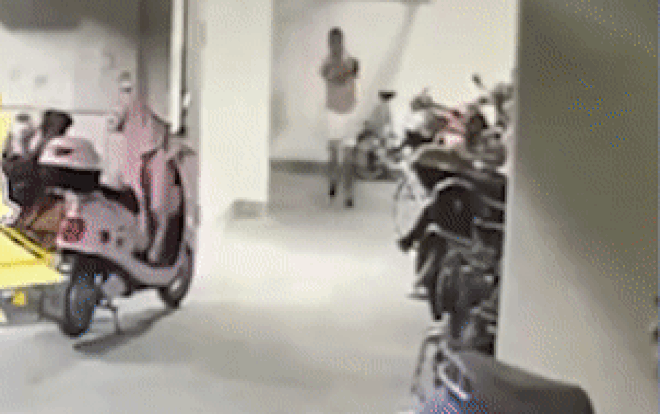 Bị bắt quả tang đang ăn trộm, 'nữ tặc' thoát y chạy trốn, danh tính khiến ai nấy ngỡ ngàng Ảnh 2