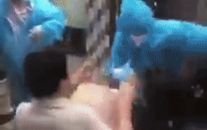 Người dân và nhân viên y tế ẩu đả trong con hẻm ở TP.HCM, người phụ nữ còn dùng cả bàn ghế nhựa tấn công Ảnh 2