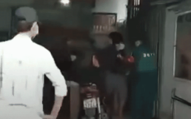 TP.HCM: Làm rõ thông tin 'đi lãnh trợ cấp 1,5 triệu bị dân quân đánh hội đồng' tại trụ sở khu phố Ảnh 2