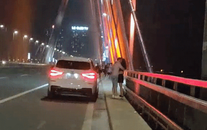 Cặp đôi hôn nhau 'ngấu nghiến' trên cầu, dân mạng bức xúc: 'Có tiền mua xe mà không mua nổi ý thức' Ảnh 2