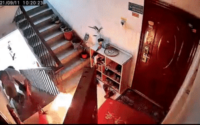 Clip: Thót tim cảnh người đàn ông liều mình kéo bình gas đang bốc cháy ngùn ngụt khỏi căn hộ Ảnh 2