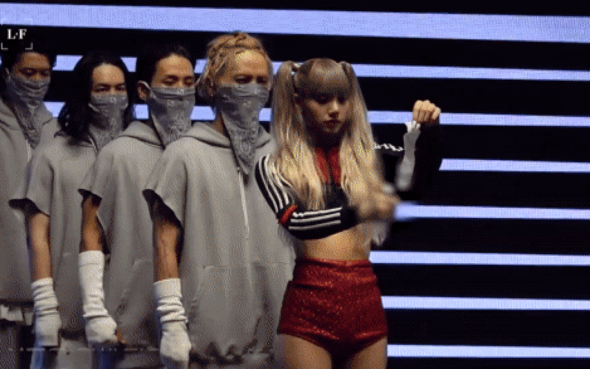 Dân tình trầm trồ khi Lisa (BlackPink) tự tay thực hiện cảnh đốt lửa trong MV mới, không cần hiệu ứng ảo Ảnh 2