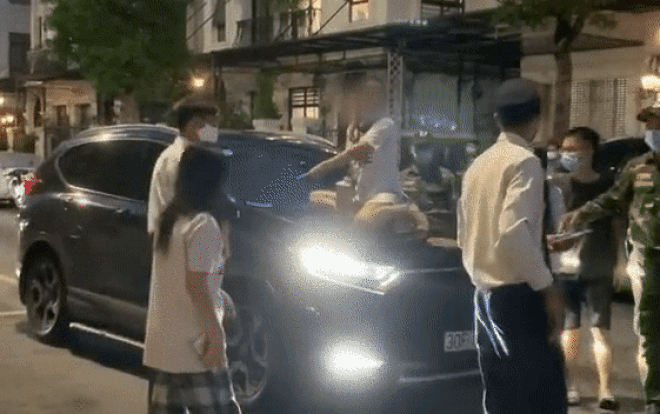 Vụ vợ bắt ghen, 'cố thủ' trên nắp capo giữa phố: Vạch mặt 'tiểu tam' có chồng rồi vẫn ngang nhiên cặp kè Ảnh 2