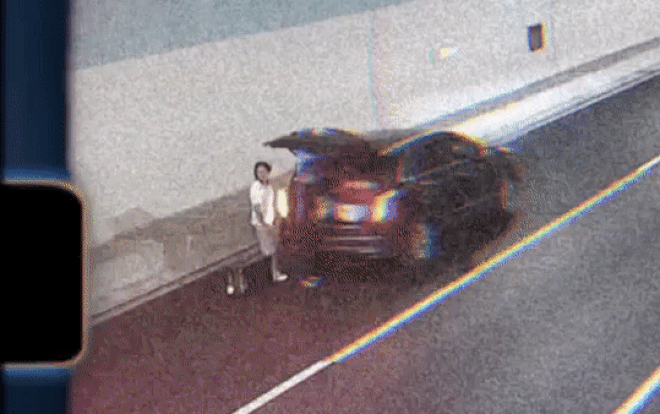 Clip: Mẹ bị hất văng khi đỗ xe dưới hầm cao tốc, con gái tận mắt chứng kiến tất cả Ảnh 2