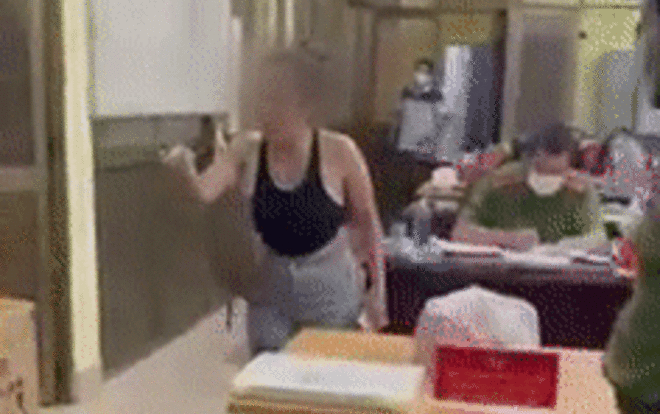 Lại xuất hiện clip 'chị đại quận 4' la lối om sòm tại cơ quan công an, nhất quyềt đòi lấy xe về Ảnh 2