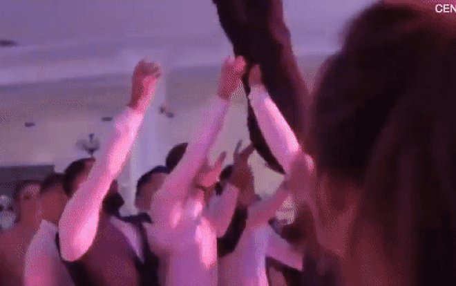 Chú rể bị bạn ném lên không trung, lễ cưới hóa thành 'ác mộng' Ảnh 2