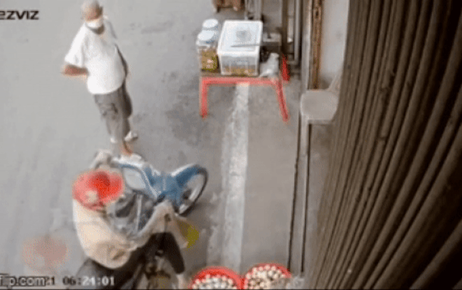 Cô gái dừng xe vô tình đạp nát cả chậu trứng, hành động sau đó bị dư luận lên án dữ dội Ảnh 2