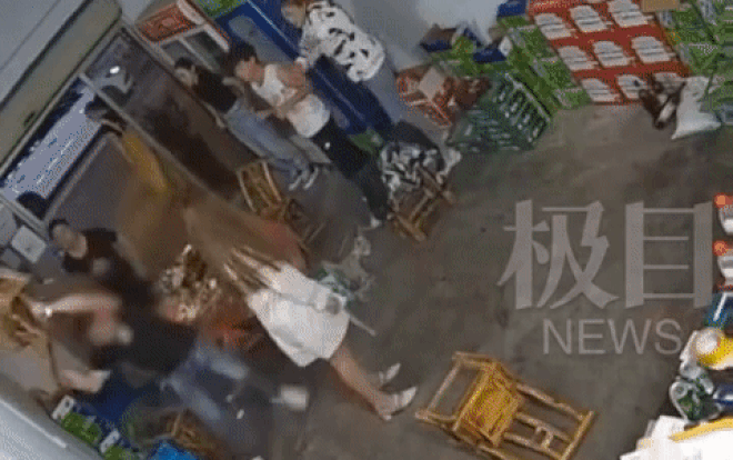 Gã đàn ông dùng ghế phang tới tấp vào đầu bạn gái, hành động sau đó của nạn nhân vừa thương vừa giận Ảnh 2