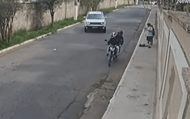 Thấy hai thanh niên chặn đường cướp của giữa ban ngày, tài xế ô tô 'ra tay' khiến dân mạng nể phục Ảnh 2