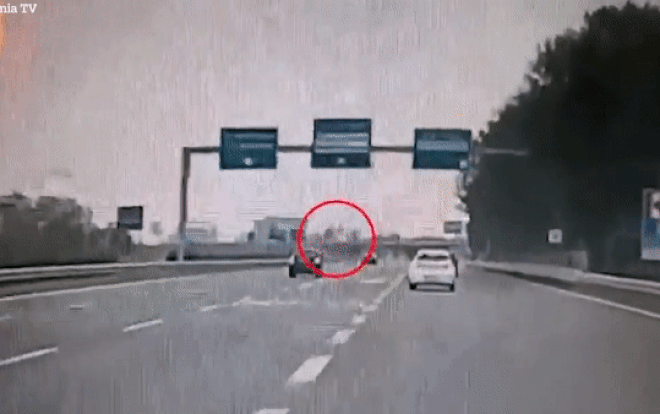 Clip: 10 phút sau khi cất cánh, máy bay bốc cháy đâm vào tòa nhà, tỷ phú và vợ con chết thảm Ảnh 2