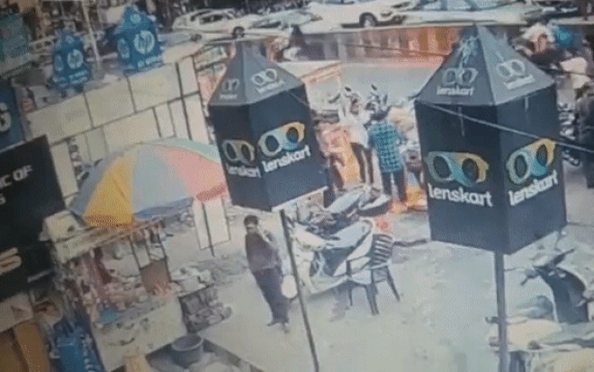 Clip: Đang đứng mua đồ ăn, 4 người bỗng lăn đùng ra đất vì bị dây điện cao thế rơi trúng Ảnh 2