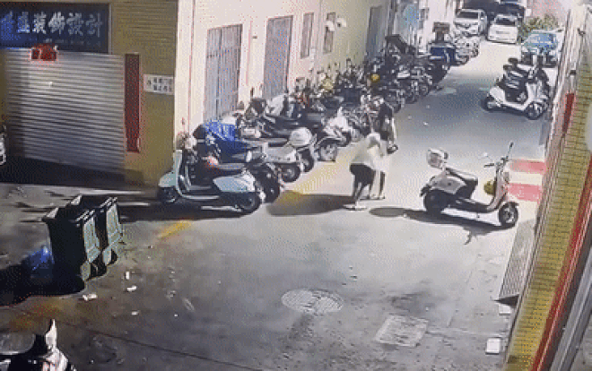 Vừa đi vừa nhìn điện thoại, hotgirl bị kẻ biến thái lao ra sàm sỡ, hét lạc giọng nhưng không ai cứu Ảnh 2