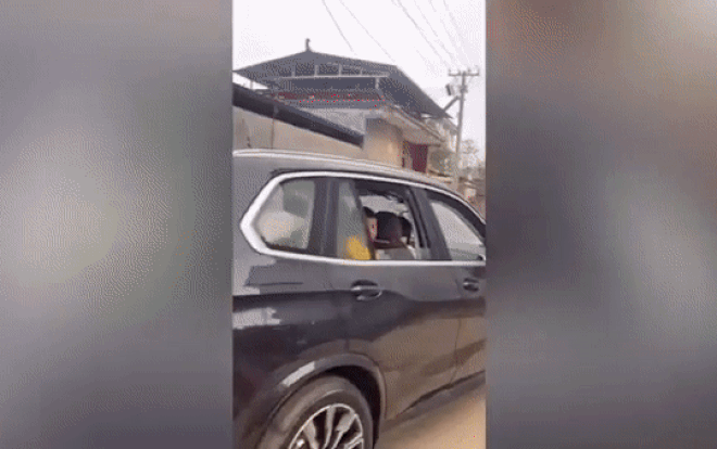 Bé trai ném tiền để bà chạy theo nhặt, tưởng là hỗn hào nhưng lý do thật sự khiến nhiều người khen Ảnh 2