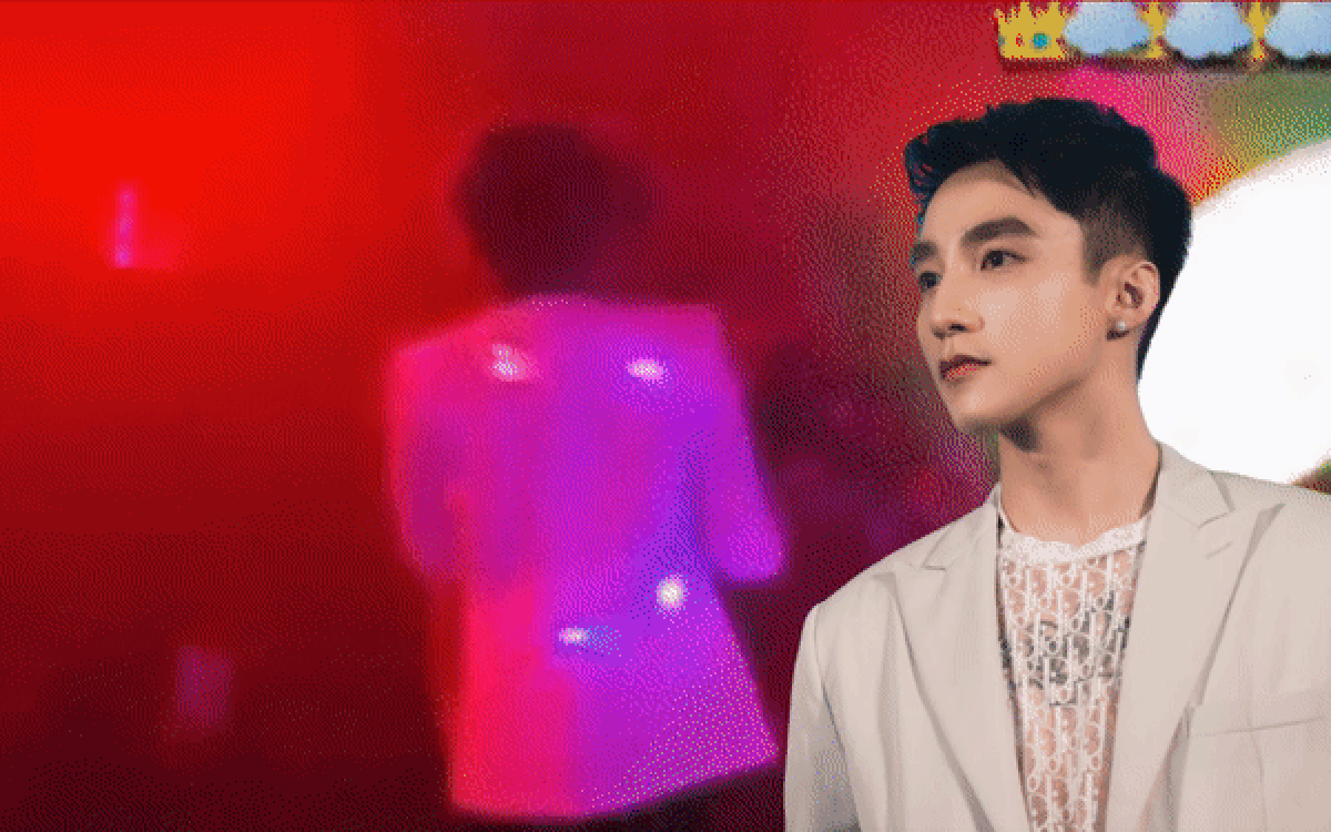 Sơn Tùng 'đơ người' khi bị hai fan nữ cưỡng hôn cùng lúc trên sân khấu Ảnh 2