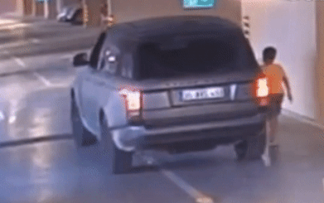 Bé trai chết thảm vì bị cuốn vào gầm xe của dì, cách xử lý của cảnh sát khiến người cha giận dữ Ảnh 2