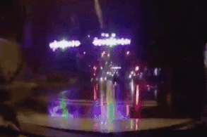 Clip: Tài xế ô tô mải nói chuyện, húc bay người đi xe máy dừng đèn đỏ giữa đêm mưa Ảnh 1