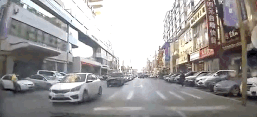 Nổ lớn ở Trung Quốc khiến khói bốc cao mù mịt, người dân bỏ chạy nháo nhác Ảnh 2