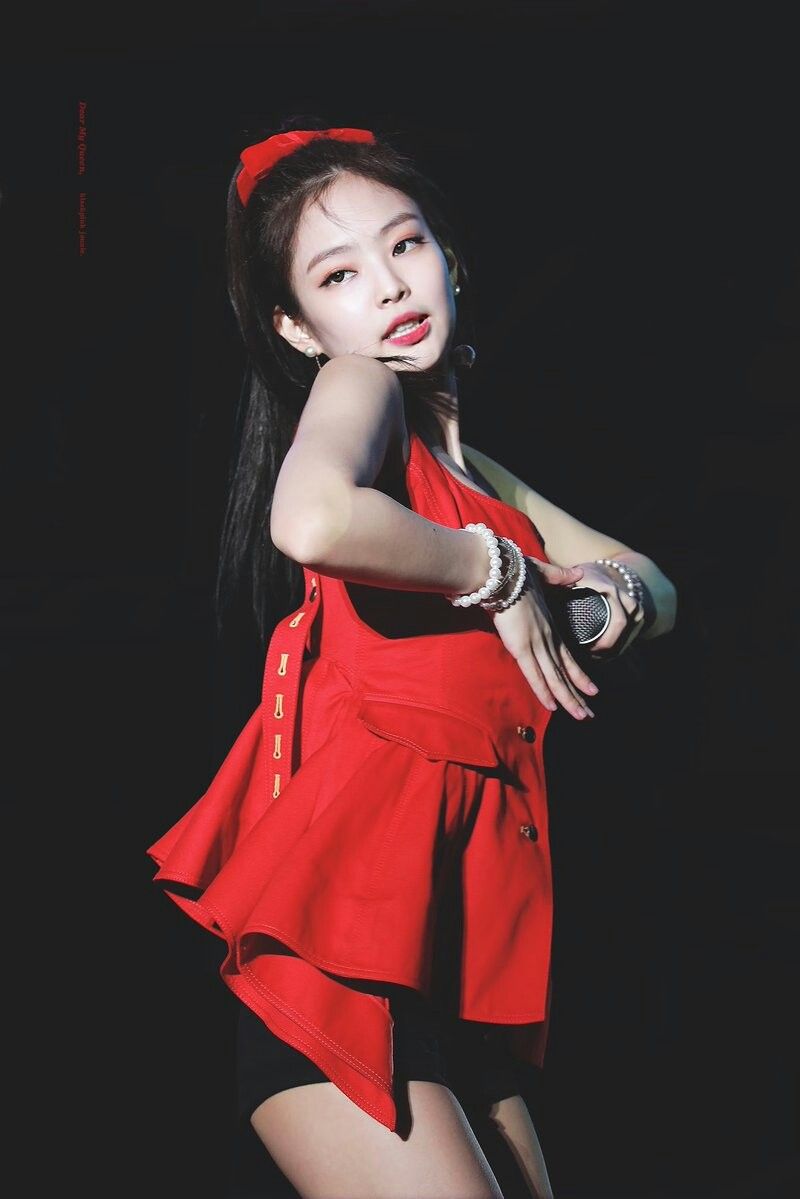 Jennie BLACKPINK mặc váy quá ngắn