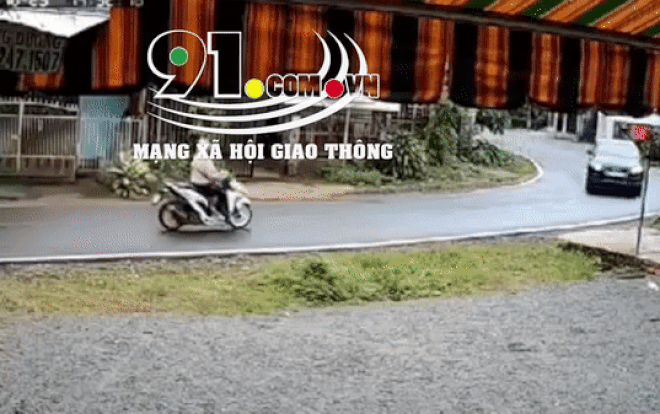 Clip: Va chạm với ô tô ở khúc của tử thần, người phụ nữ bị hất văng lên không trung Ảnh 2