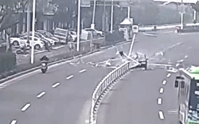 Ô tô 'điên' tông bay dải phân cách, người qua đường vây lại xem thì phát hiện điều kỳ lạ của tài xế Ảnh 2