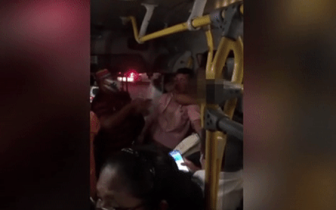 Quấy rối tình dục phụ nữ trên xe bus, tên biến thái mếu máo vì đụng phải người 'không phải dạng vừa' Ảnh 2