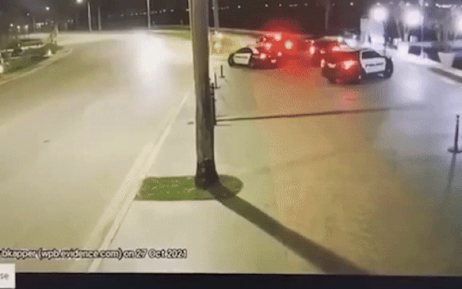 Clip: Ô tô mất lái đâm trúng cột điện, điều bất ngờ khác xảy ra Ảnh 2