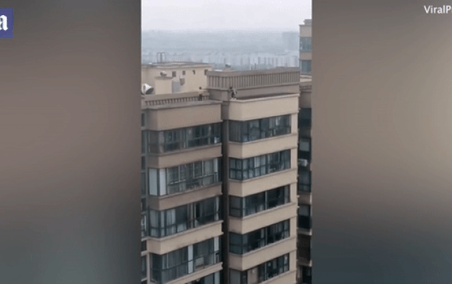 Clip: Thót tim bé trai nô đùa nhảy qua nhảy lại trên nóc tòa nhà 22 tầng Ảnh 2