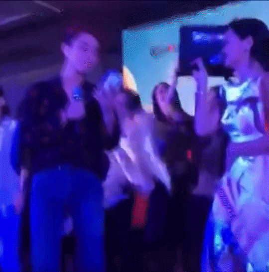 Sân khấu song ca Cơn mưa tình yêu của Sơn Tùng cùng nữ ca sĩ này ra sao mà khiến fan 'say như điếu đổ'? Ảnh 5