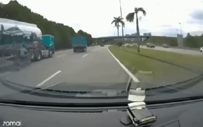 Đi sau chiếc xe tải lao nhanh, người đi xe máy gặp 'tai bay vạ gió', clip ghi hình ảnh 'thót tim' Ảnh 2
