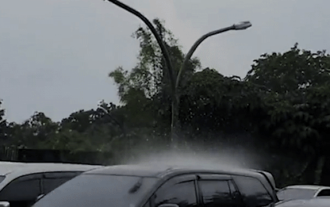 Clip: Kỳ lạ mưa như trút nước xuống đúng một chiếc ô tô Ảnh 2