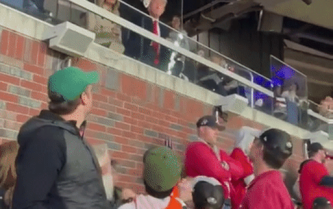 Ông Trump tung bóng trúng đầu fan nhí Ảnh 2