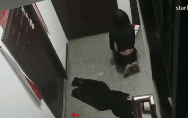 Cô gái quỳ gối cầu xin trước nhà bạn trai lúc rạng sáng, thái độ của anh chàng khiến ai nấy ngán ngẩm Ảnh 2