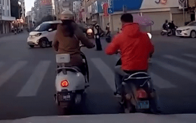 Clip: Đang đứng chờ đèn đỏ, người phụ nữ bất ngờ bị trâu điên lao tới húc văng Ảnh 2