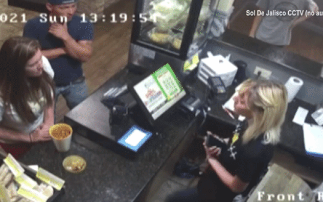 Khách hàng nổi cáu hất cả hộp súp nóng vào mặt quản lý nhà hàng Ảnh 2