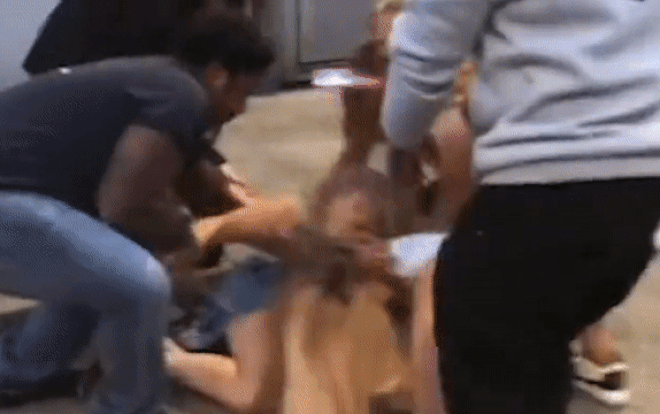 Clip: Hai cô gái vật lộn, túm tóc nhau giữa đường, 6 người can ngăn không nổi Ảnh 2