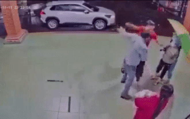 Clip: Bị nhắc nhở đeo khẩu trang, người đàn ông rút súng đe dọa 2 phụ nữ Ảnh 2