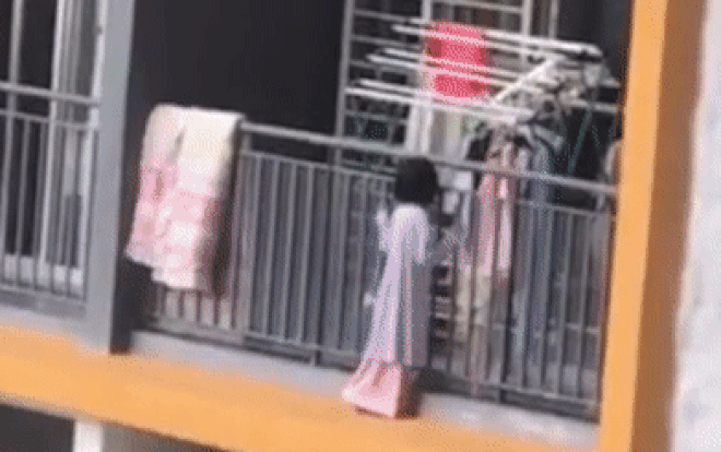 Thấy 'búp bê biết đi' vắt vẻo ngoài ban công tầng 18, hàng xóm đối diện ló ra xem thì 'tá hoả' Ảnh 2
