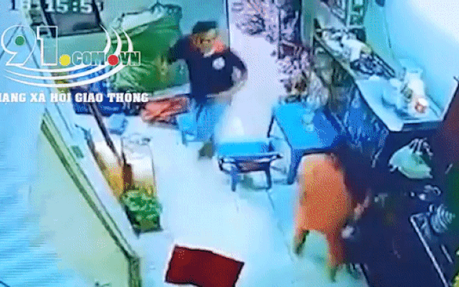 Clip: Thấy gã đàn ông cầm mã tấu truy sát chị bán rau, hành động của người phụ nữ được dân tình khen ngợi Ảnh 2