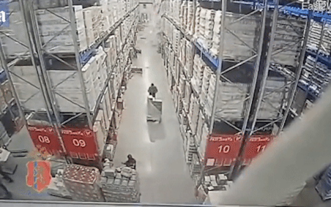 Clip: Bị hàng ngàn chai rượu vùi lấp, người đàn ông thoát chết thần kỳ Ảnh 2