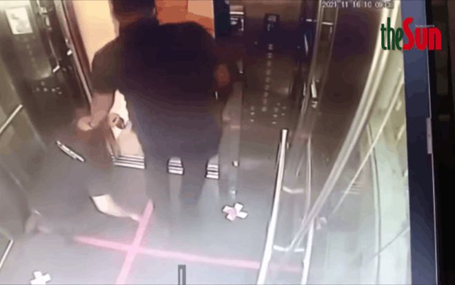 Clip hiện trường gây sốc vụ cảnh sát hành hung bà mối vì không tìm được ý trung nhân Ảnh 2