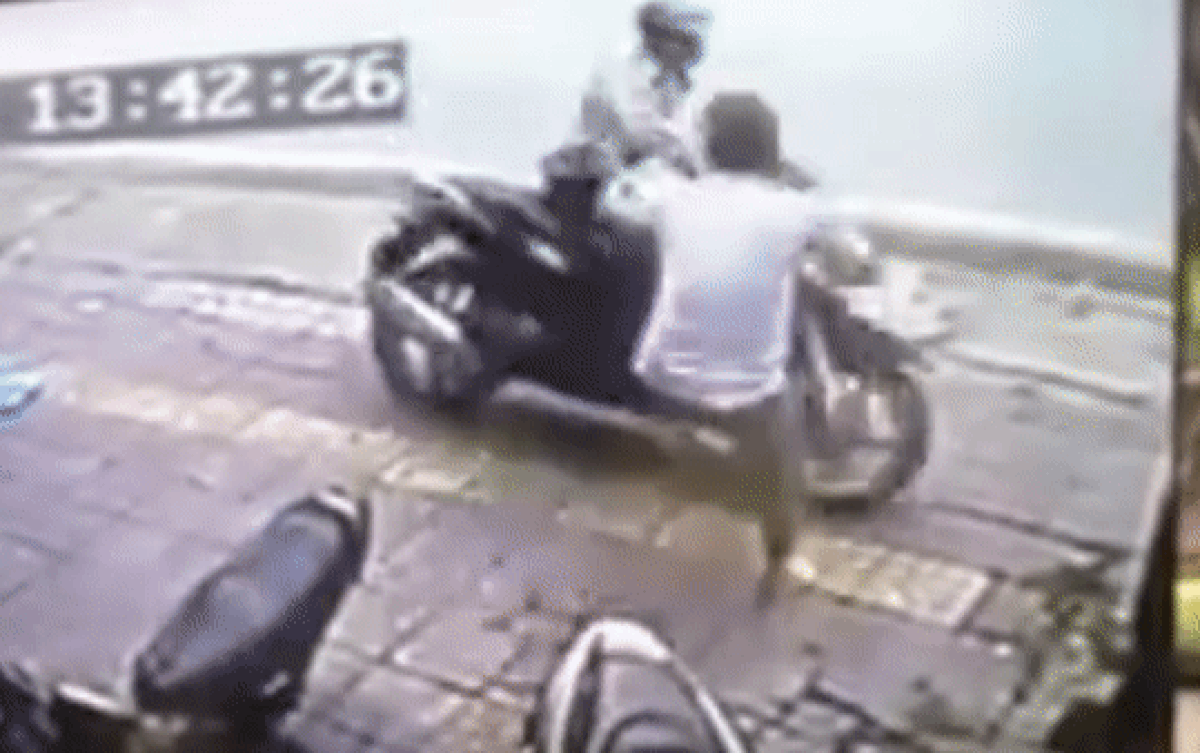 Clip: Tên 'đạo chích' bẻ trộm khóa xe SH vừa định rời đi liền bị chủ nhà song phi hạ gục Ảnh 2