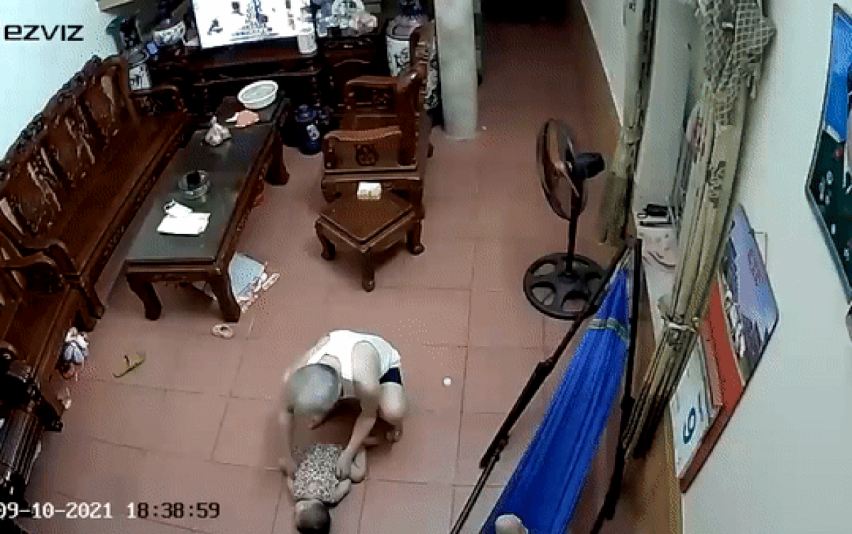 Cụ ông bị mất trí nhớ quên 2 cô con gái nhưng thấy cháu nằm đất, đôi chân tập tễnh vội bước đến bế lên Ảnh 2